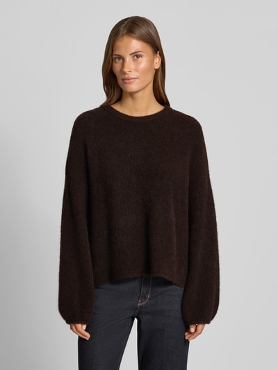 Frauenmodel trägt Relaxed Fit Pullover aus Woll-Alpaka-Mix Modell 'Alpha' von Gestuz in Dunkelbraun, Strick-Optik, Ganzkörperansicht von vorne. Rückenlänge 52 cm, Ärmellänge 49 cm bei Größe S.
