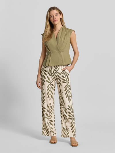 Vrouwenmodel draagt broek uit mix van viscose en linnen model 'Ca44talina' van ZABAIONE, relaxed fit, bladmotief, tunnelkoord, elastische band, bandwijdte maat S 36 cm, binnenbeenlengte 75 cm, geheel van voren.