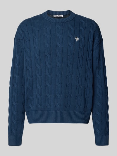 Produktfoto, blauer Strickpullover mit Zopfmuster und Label-Stitching von REVIEW aus reiner Baumwolle, Regular Fit, Rundhalsausschnitt