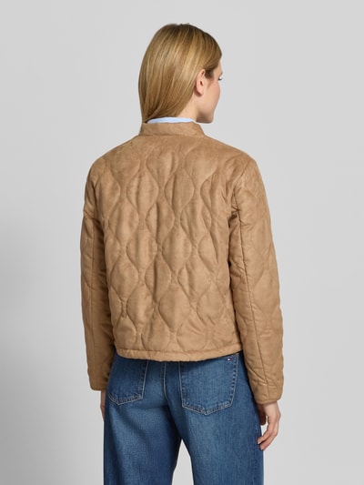 Vrouwenmodel draagt Jacke mit Stehkragen und Zweiwege-Reißverschluss van Fuchs Schmitt in lichtbruin met doorgestikte naden, regular fit, opstaande kraag, tweewegritssluiting. Ruglengte maat 36: 57 cm, schouderbreedte: 47 cm, borstwijdte: 43 cm, mouwlengte: 67 cm. Ganzkörperaanzicht achteraan.