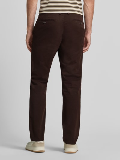 Męski model nosi Hose mit Gesäßtaschen od Christian Berg Men, mieszanka bawełny i elastanu, krój slim fit, wpuszczane kieszenie, kieszenie z tyłu, szerokość w rozmiarze 50: 45 cm, długość wewnętrzna nogawki w rozmiarze 50: 80 cm, widok całej sylwetki z tyłu.