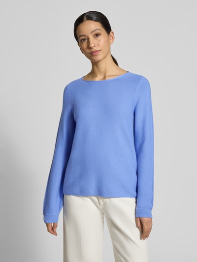 Vrouwenmodel draagt Regular Fit Pullover met structuurpatroon van Christian Berg Woman in lichtblauw, pure katoen, ronde hals, elastische mouwuiteinden, vooraanzicht bovenlichaam.