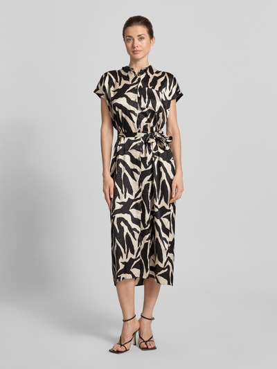 Vrouwenmodel draagt Hemdblusenkleid mit Brusttasche und Bindegürtel van Apricot met materiaalmix met stretch, getailleerd model, midi-jurk, overhemdkraag, knoopsluiting, borstzak, strikceintuur; ruglengte maat S 123 cm, borstwijdte 48 cm, mouwlengte 3 cm; abstract zwart-beige patroon, gladde textuur. Volledige lichaamsaanzicht van voren.