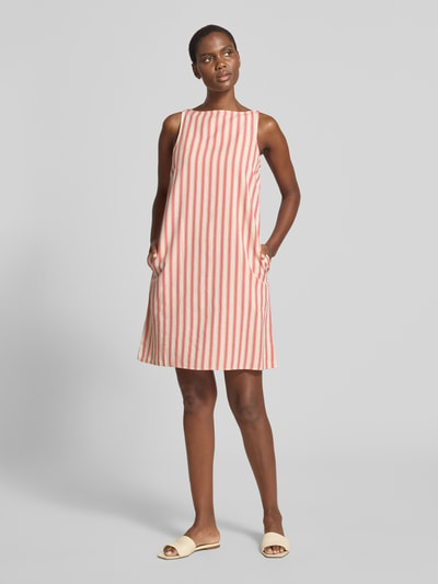 Frauenmodel trägt Minikleid aus Viskose-Mix mit Leinen-Viskose-Anteil, U-Boot-Ausschnitt, Seitliche Eingrifftaschen, Straight Fit, Modell 'PRISILLA' von Vila, Streifen in Rot und Creme, Rückenlänge bei Größe 36: 90 cm, Brustweite: 46 cm, Ganzkörperansicht von vorne.