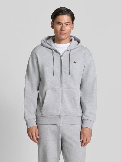 Mannenmodel draagt Regular Fit sweatjack van katoenmix van Lacoste in lichtgrijs, Heren sweatjack, voorkant volledige lichaamsfoto.