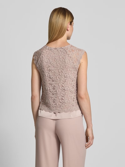 Frauenmodel trägt Blusenshirt aus Spitze mit Rundhalsausschnitt von Vera Mont, Damen, Material-Mix mit Stretch-Anteil, Regular-Fit, Rückenlänge 56 cm, Ärmellänge 3 cm, Beige- und Sandtöne, florale Textur, Ganzkörperansicht Rückansicht.