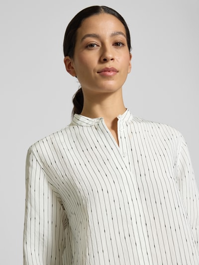 Vrouwenmodel draagt Regular Fit Langarmbluse aus Modal-Mix Modell 'BERTYNA' van BOSS met strepen, fijne webstructuur, mao-kraag, knoopsluiting, lange mouw met manchet, allover-motief en pas, Nahaufnahme bovenlichaam.