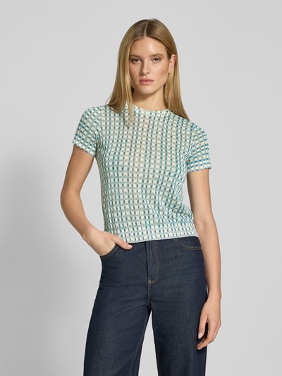 Frauenmodel trägt Strickshirt aus Viskose-Mix im Allover-Look von Jake*s Collection in Creme und Blau, Rundhalsausschnitt, Regular Fit, Nahaufnahme Oberkörper.