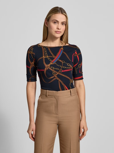 Frauenmodel trägt T-Shirt im Allover-Look Modell 'JUDY' von Lauren Ralph Lauren aus Baumwoll-Elasthan-Mix, Slim-Fit, Rundhalsausschnitt, Ärmel mit Aufschlag; Ganzkörperansicht von vorne.