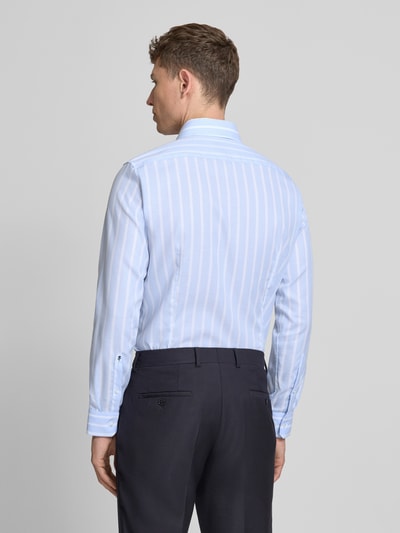 Männermodel trägt Slim Fit Business-Hemd aus katoen met kentkraag van SEIDENSTICKER, lichtblauw met witte strepen, ruglengte 77 cm, schouderbreedte 40 cm, mouwlengte 66 cm, knoopsluiting, puur katoen, ganzkörperansicht rückansicht.