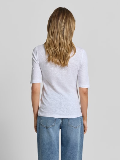 Modelka prezentuje damski t-shirt z bawełny, krój regular fit, dekolt w łódkę, melanż od Christian Berg Woman, długość tyłu 58 cm, całkowity widok z tyłu.
