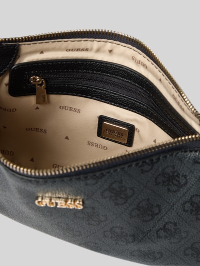 Produktfoto, Pouch mit Label-Applikation Modell 'NOELLE II' von Guess, główna przegroda z zamkiem błyskawicznym, szerokość w rozmiarze 1: 24 cm, długość w rozmiarze 1: 13 cm, głębokość w rozmiarze 1: 5 cm, długość paska na ramię w rozmiarze 1: 122 cm, ciemne kolory, wzór z logo, tekstura skóry