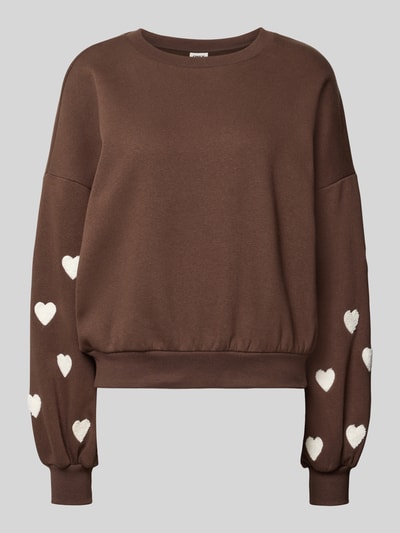 Produktfoto, braunes Regular Fit Sweatshirt aus Baumwoll-Mix Modell 'MACY' von ONLY mit weißen Herzmotiven und weicher Struktur. Damen Sweatshirt von ONLY.