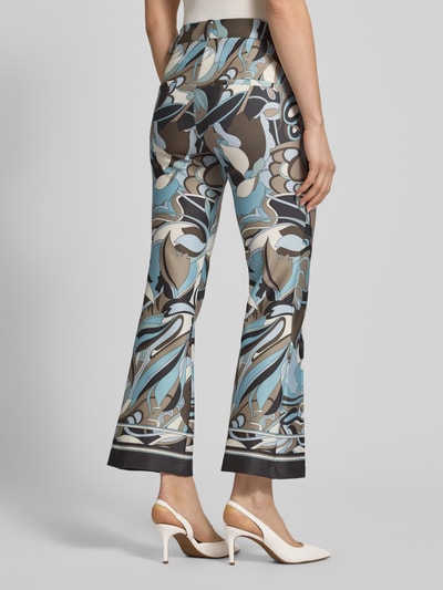 Vrouwenmodel draagt Cropped broek in all-over look model 'FRANCOISE' van Cambio met deelnaden, achterzakken, korte look, geheelopname achteraan.