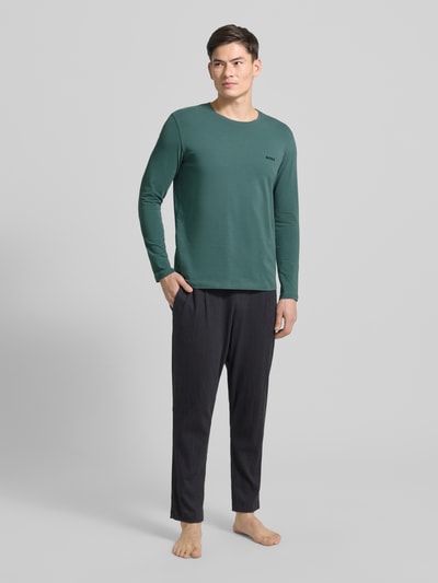 Männermodel trägt Regular Fit Langarmshirt aus Baumwoll-Mix Modell 'MIX&MATCH' von BOSS, unifarben, Label-Schriftzug, Rundhals, Ganzkörperansicht von vorne.