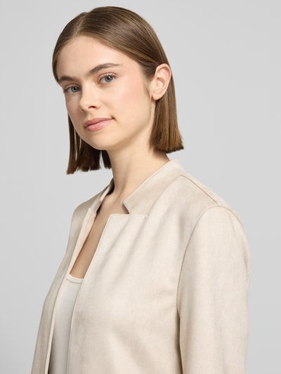 Frauenmodel trägt Regular Fit Jacke in Lederoptik Modell 'SOHO' von Only, Optik: Unifarben, Reverskragen, Langarm, seitliche Eingrifftaschen, Nahaufnahme Oberkörper.