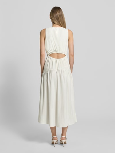 Frauenmodel trägt Cocktailkleid mit Cut Out im Rücken von Little Mistress, Taillierter Schnitt, Midikleid, Rundhalsausschnitt, Rückenlänge bei Größe 36: 120 cm, Ganzkörperansicht Rückansicht