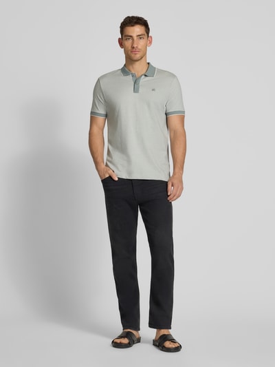 Männermodel trägt Regular Fit Poloshirt mit Logo-Stitching von Lerros in Hellgrau mit Polokragen und Knopfleiste, Ganzkörperansicht von vorne.