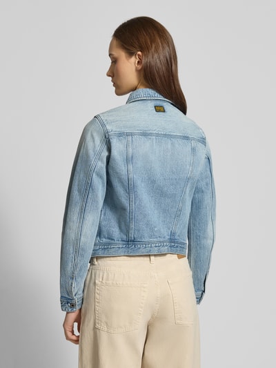 Vrouwenmodel draagt Slim Fit Jeansjacke aus Baumwoll-Mix mit Brusttaschen van G-Star Raw in lichtblauw, rugaanzicht, katoenmix, slim fit, overhemdkraag, borstzakken, lange mouwen, volledige knoopsluiting, manchetten met knoop, ruglengte 51 cm, schouderbreedte 35 cm, borstwijdte 46 cm, mouwlengte 59 cm. Ganzkörperansicht achteraan.