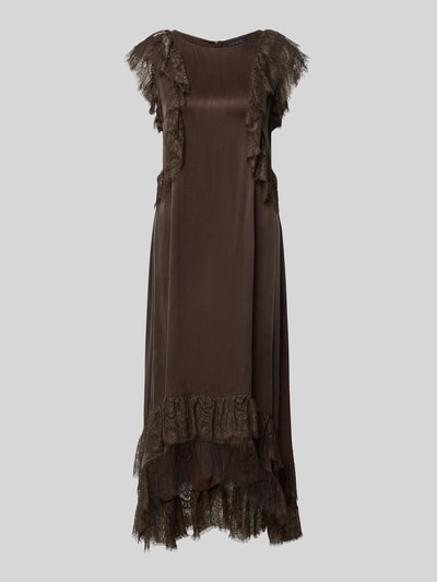 Produktfoto, braunes Midikleid in asymmetrischer Form mit Spitzenbesatz von Copenhagen Muse, Material-Mix mit Viskose-Anteil, rundhals, strukturierte Oberfläche.