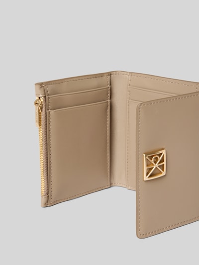 Produktfoto, Portemonnaie mit Label-Detail von CK Calvin Klein für Damen in Beige mit Hauptfach, Umschlag, Nebenfach mit Reißverschluss und Steckfächern