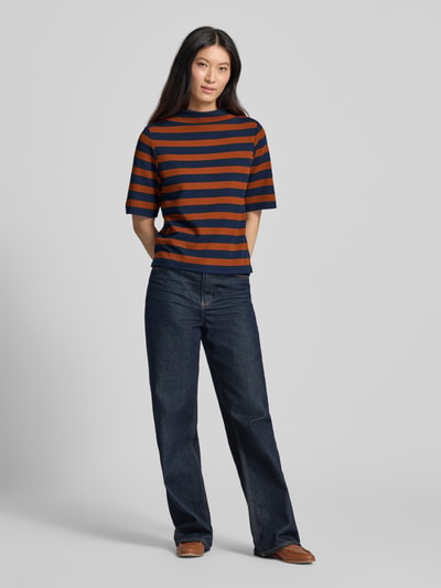 Vrouwenmodel draagt Relaxed Fit T-Shirt met viscose van MORE, elastische materiaalmix, opstaande kraag, korte mouwen, effen design, full body vooraanzicht.