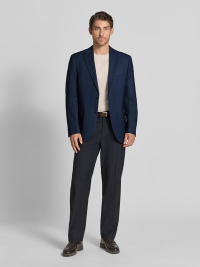 Männermodel trägt Regular Fit 2-Knopf-Sakko mit Viskose-Anteil von Christian Berg Men in Dunkelblau, Material-Mix, Ganzkörperansicht von vorne.