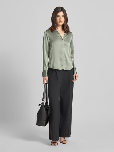 Vrouwenmodel draagt Regular Fit blouse met V-hals van Calvin Klein Womenswear, materiaalmix met stretch, overhemdkraag, groene kleur, volledig lichaamsaanzicht van voren.