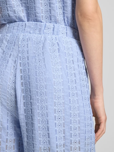 Frauenmodel trägt Weite Hose mit Spitzenmuster Modell 'CASSANDRA' von Vero Moda, hellblau, Strukturmuster, Detailaufnahme Hüfte