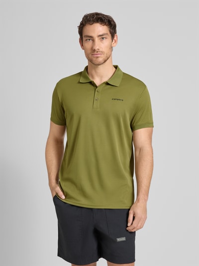 Männermodel trägt Regular Fit Poloshirt mit Logo-Print Modell 'BELLMONT' von Icepeak in Olivgrün, Kurzärmelig, Ganzkörperansicht von vorne. Herren Poloshirt mit Polokragen, Rückenlänge bei Größe M: 73 cm.