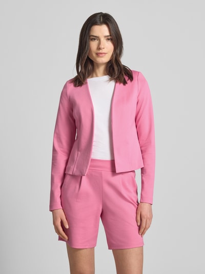 Frauenmodel trägt Slim Fit Blazer in offener Passform Modell 'KATE' von ICHI in Rosa, Material-Mix mit Viskose-Anteil, Ganzkörperansicht von vorne, Rückenlänge bei Größe S 54 cm, Brustweite 46 cm, Ärmellänge 64 cm.