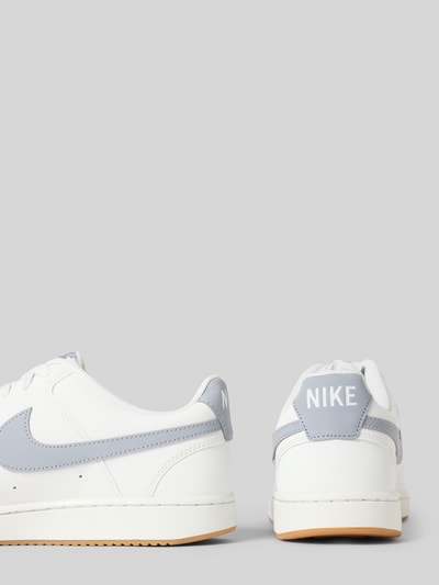 Produktfoto, Sneaker mit Logo-Detail von Nike zeigt weiße Oberfläche mit hellgrauen Akzenten, glatte Struktur, Herren Sneaker von Nike