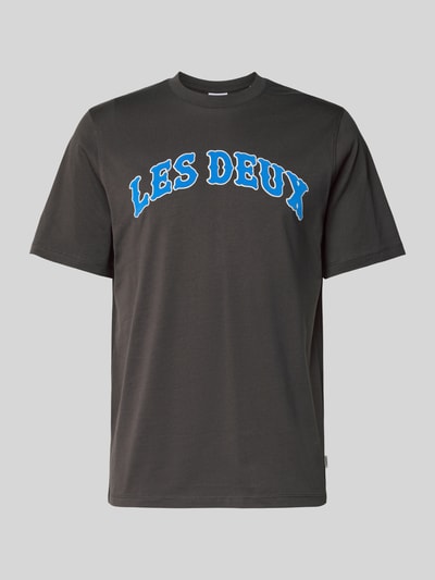 Produktfoto, T-shirt z nadrukiem z logo Model 'Brady' od Les Deux, czarna bawełna, krój regular fit, okrągły dekolt, długość tyłu 71 cm, rozmiar M.
