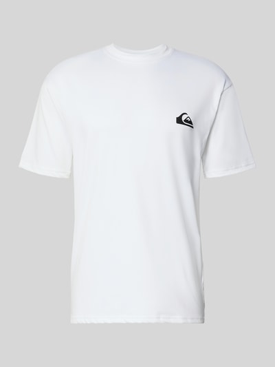 Produktfoto, weißes T-Shirt mit Rundhalsausschnitt und Logo von Quiksilver, Material-Mix mit Stretch, Regular Fit, schlichte Textur.