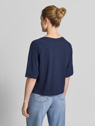 Vrouwenmodel draagt Regular Fit sweatshirt met ronde hals model 'Comte' van FREE/QUENT, puur katoen, halflange mouwen, elastische mouwboorden, donkerblauw, gladde textuur, effen kleur, geheel zicht van achteren.