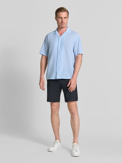 Männermodel trägt Regular Fit Freizeithemd mit Reverskragen von MCNEAL aus Reiner Baumwolle in Hellblau mit Knopfleiste, Ganzkörperansicht von vorne
