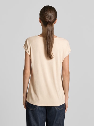 Vrouwenmodel draagt Loose Fit t-shirt uit viscose-mix model 'LAVA' van VERO MODA in beige, fijne structuur, Dames t-shirt, volledige achteraanzicht.