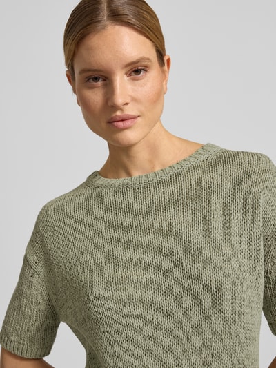 Modelka kobieta ma na sobie Loose Fit Pullover aus Baumwoll-Mix od Marc O'Polo, jednolity kolor, dzianina, bawełniany miks, krótki rękaw, dekolt okrągły, ściągacze na rękawach i dole, krój loose fit, zbliżenie górnej części ciała