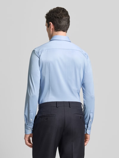 Männermodel trägt Slim Fit Businesshemd aus atmungsaktivem Material Modell 'P-HANK-SPREAD' von BOSS in Hellblau, Ganzkörperansicht Rückansicht.