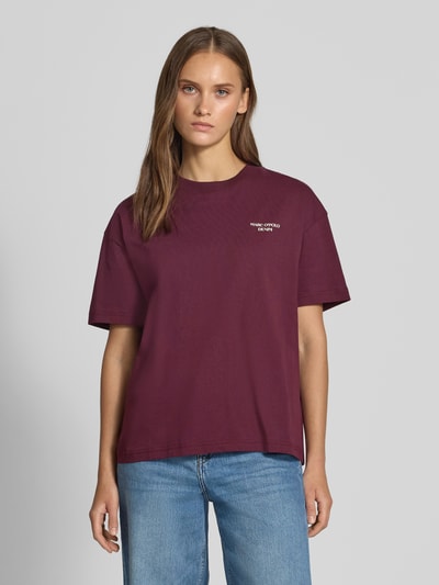 Vrouwenmodel draagt Relaxed Fit T-Shirt aus reiner Baumwolle van Marc O'Polo, donkerrood, gladde textuur, Dames T-shirt, Ganzkörperansicht van voren.