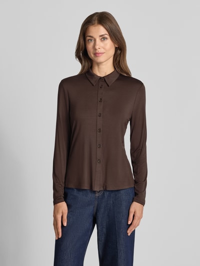 Vrouwenmodel draagt Slim Fit Bluse aus Viskose-Elasthan-Mix van comma, donkerbruin, blousekraag, knoopsluiting, maat 36 ruglengte 55 cm, mouwlengte 62 cm, Ganzkörperansicht van voren.