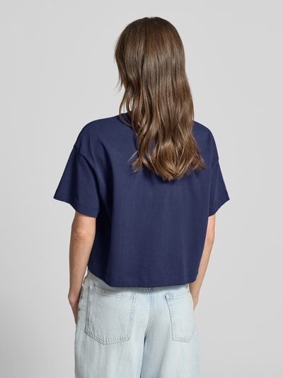 Vrouwenmodel draagt Loose Fit T-shirt uit pure biologische katoen model 'ALBERTARAA' van Armedangels, effen, regular fit, cropped, ronde hals, korte mouw, jersey, logo-stitching detail, donkerblauw, gladde textuur, geheel van achteren.