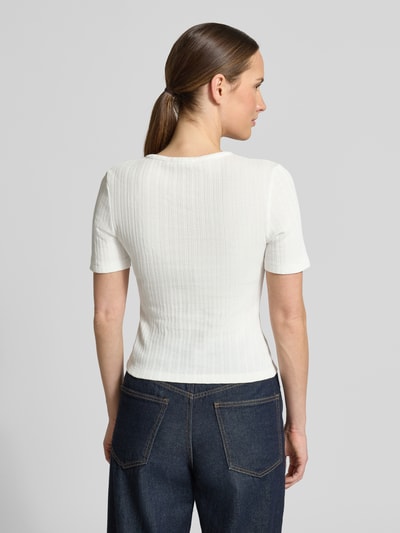 Frauenmodel trägt Strickshirt mit Knopfleiste Modell 'SAJUNI' von Samsøe Samsøe in Weiß, Reine Baumwolle, Regular-Fit, Motiv-Print, Rückenlänge bei Größe S 57 cm, Ganzkörperansicht Rückansicht.