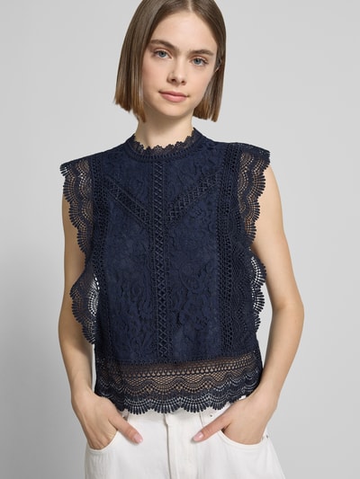 Frauenmodel trägt Slim Fit Blusentop mit Baumwoll-Viskose-Lyocell-Anteil Modell 'KARO' von Only, Optik: Unifarben, Spitze, Ganzkörperansicht von vorne.