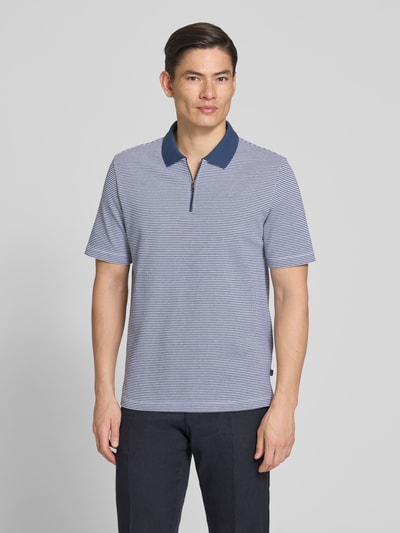 Männermodel trägt Regular Fit Poloshirt mit Reißverschluss von MAERZ Muenchen, Two-Tone-Strukturmuster, kurzes Blau, Ganzkörperansicht von vorne.