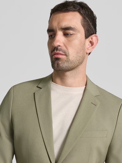 Männermodel trägt slim fit Slim Fit Sakko mit viscose, model 'LIAM' van Selected Homme in lichtgroen, Nahaufnahme bovenlichaam.