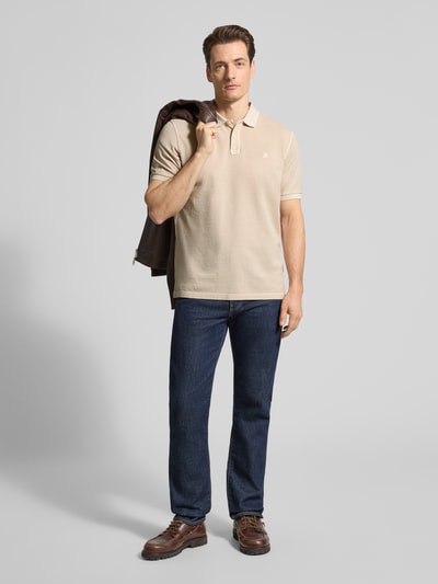 Männermodel trägt Regular Fit Poloshirt aus reiner Baumwolle von Marc O'Polo, unifarben, Piqué-Struktur, Logo-Stitching, Ganzkörperansicht von vorne.