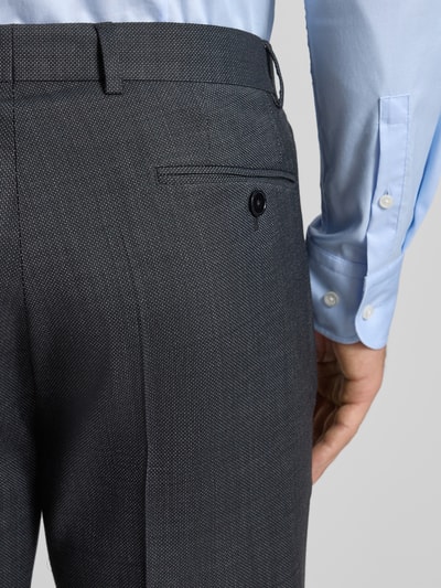 Männermodel trägt Regular Fit Anzug mit 2-Knopf-Sakko von bugatti in dunkler Farbe, Material-Mix mit Schurwoll-Anteil, Detailaufnahme Rückansicht.
