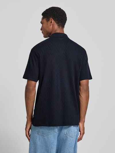Männermodel trägt Regular Fit Poloshirt mit Knopfleiste von JACK & JONES Premium, Strukturmuster, Modell 'ROBERT', Rückenansicht, Ganzkörperansicht Rückansicht.