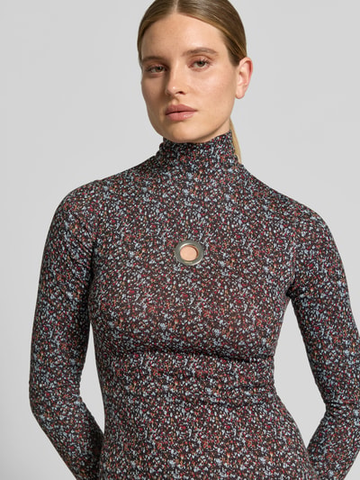 Vrouwenmodel draagt Maxikleid aus Viskose-Mix van Rabanne met opstaande kraag, cut-out, bloemenprint, nauwsluitende pasvorm, mix van viscose en katoen, met lange mouwen, Nahaufnahme bovenlichaam.